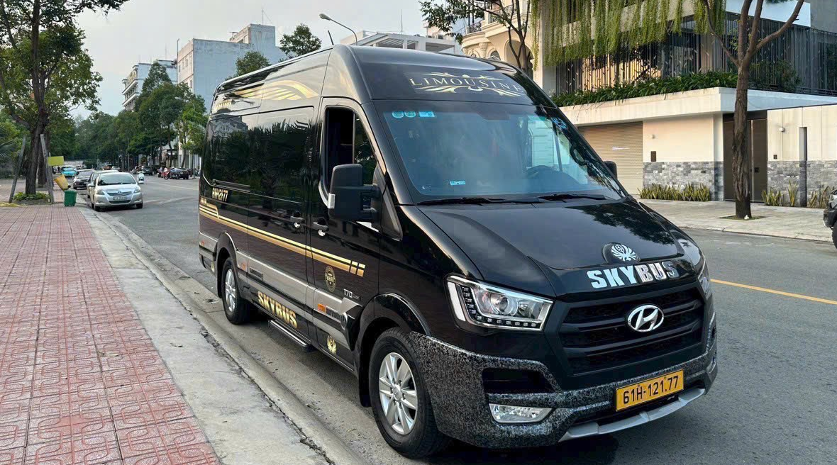 fordtransitlimousine-exxpe-removebg-preview-1